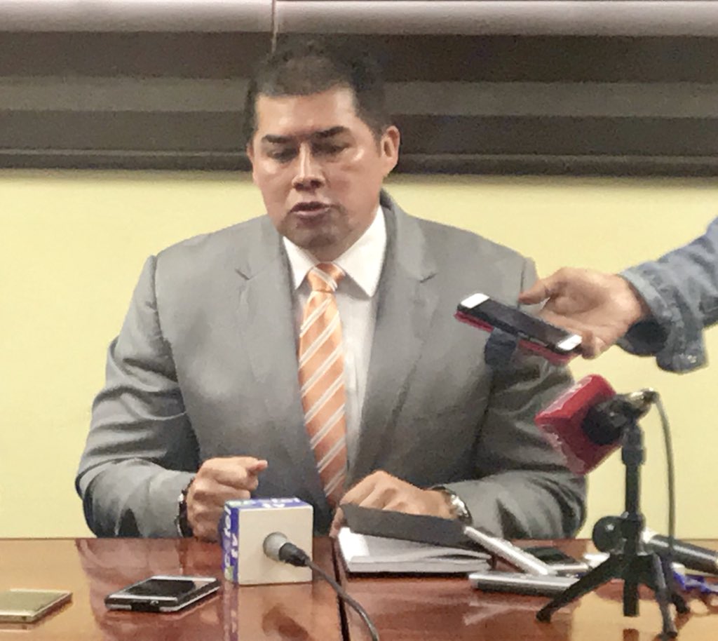 futbolenla550's tweet photo. “Liga de Loja se queda sin presidente”
Franklin Moya presentó su renuncia irrevocable ante los medios de comunicación, debido a los problemas económicos que ascienden los 2 millones quinientos mil dólares según informe de auditoría. https://t.co/RIcoEoxI0O
