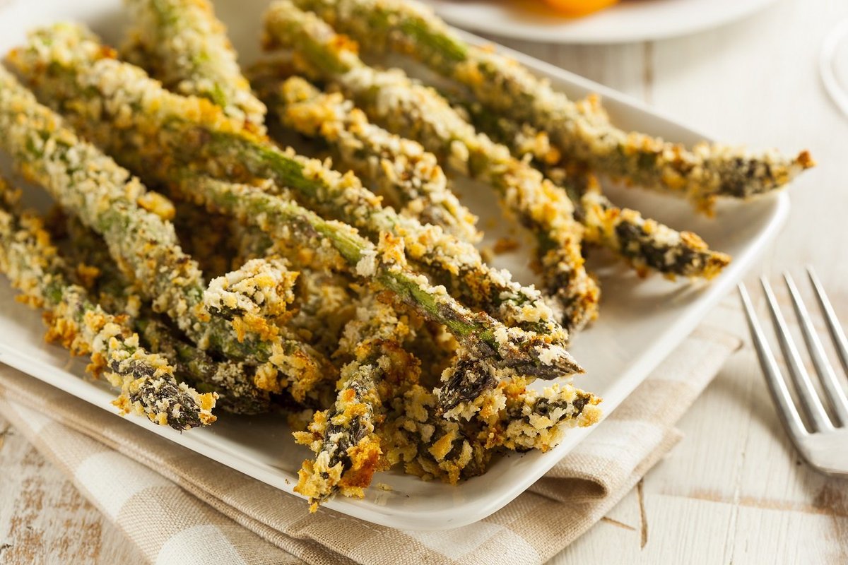 Forget about chips for dinner on a Friday, it's all about ASPARAGUS FRIES. Trust us, they are seriously tasty. This week marks the start of the asparagus season so now is the perfect time to enjoy them! ow.ly/tWzD30jGY4c