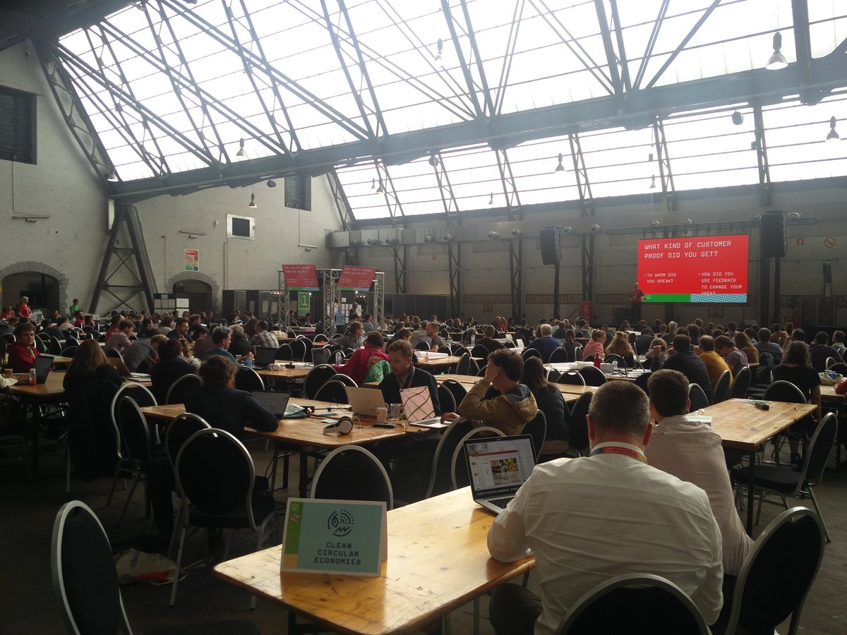 Mateusz's tweet photo. Super énergie à @HackBelgium. Suis arrivé pour le talk de @leoexter sur comment bien préparer son pitch. Tout le monde devrait le voir au moins une fois, ce talk. Bcp de chouettes conversations, projets... Demain, j'approfondis. #HackBelgium https://t.co/HXyPMuDLTP