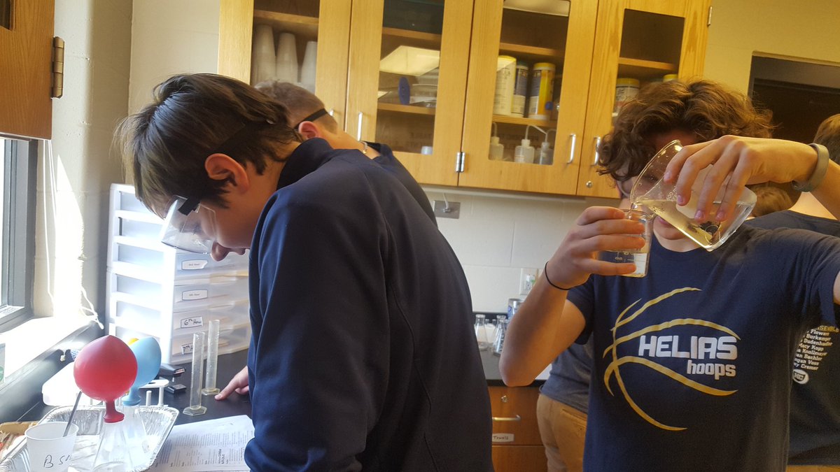 KJFMLR's tweet image. It&apos;s chemical reaction time @heliascatholic in Physical Science! #SaderScience
#SaderStrong