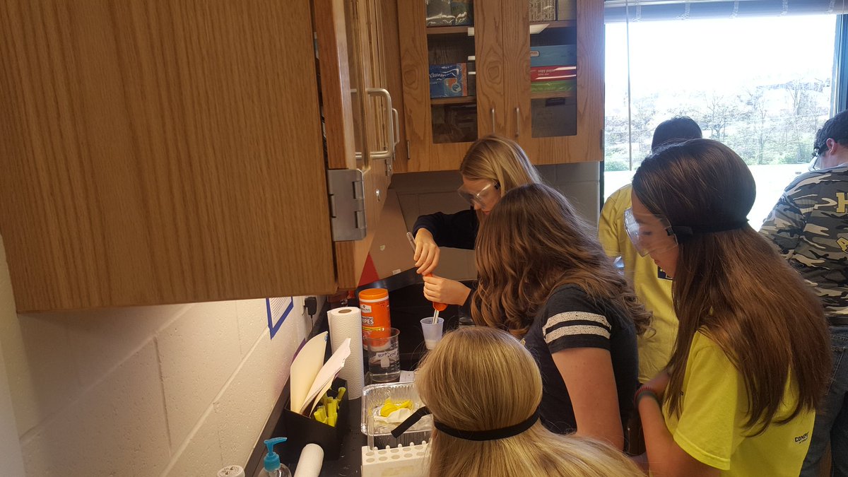 KJFMLR's tweet image. It&apos;s chemical reaction time @heliascatholic in Physical Science! #SaderScience
#SaderStrong