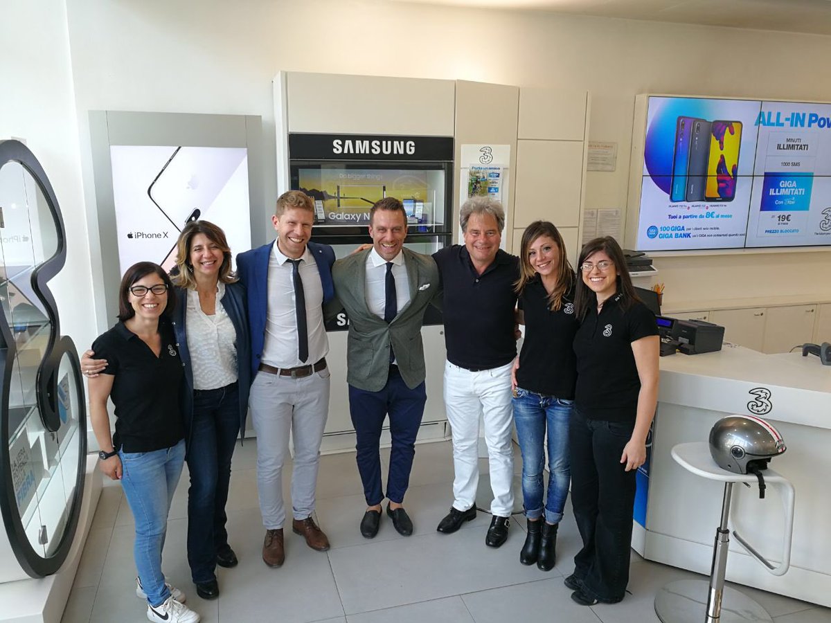 _JeffreyHedberg's tweet photo. Enjoying Friday afternoon in @WindItalia and @Tre_It shops in Rome! It’s always inspiring meeting our people! Thanks for all you do to make our customers happy!
@WindTreOfficial https://t.co/XHySnxDUYk