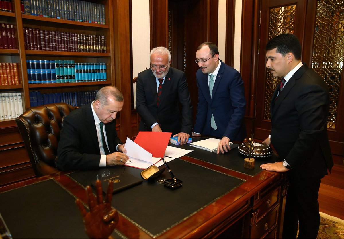 fikretkarabiyik's tweet photo. Cesurun bakışı korkağın kılıcından keskindir.
Diren öyleyse,diren,yılma yürüt daha bir inatla kavganı,
Seni sevmek de bir nasip meselesi herkese kısmet olmuyor ne yazık ki.

CB @RT_Erdogan ,24 Haziran CB seçimleri için adaylk muvafakatnamesini imzaladı @mustafaatas @HARUNKARACA1 https://t.co/usMmx7PmlM