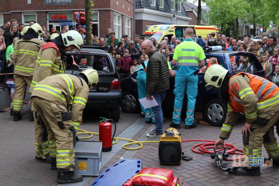 🚨 Brandweer #Lunteren geeft demonstratie tijdens Koningsdag 112.press/QR18YN 112Ede https://t.co/DK7RgbGLJn