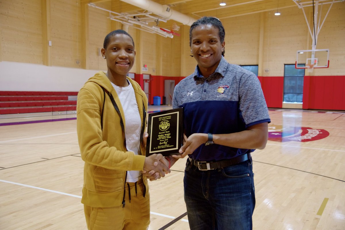 Latin_Lions's tweet photo. The 2017-2018 #Basketball season was a historic one for @Latin_Lions Senior Guard @WrightNiyjah As she entered the 1000pt club, she earned a @DCSAASports #ALLState selection #SecondTeam Latin’s Athletic Director #NeilBerment presents award to Niyjah! @DC_PCSAA @WashingtonLatin https://t.co/3Y2euII1iR