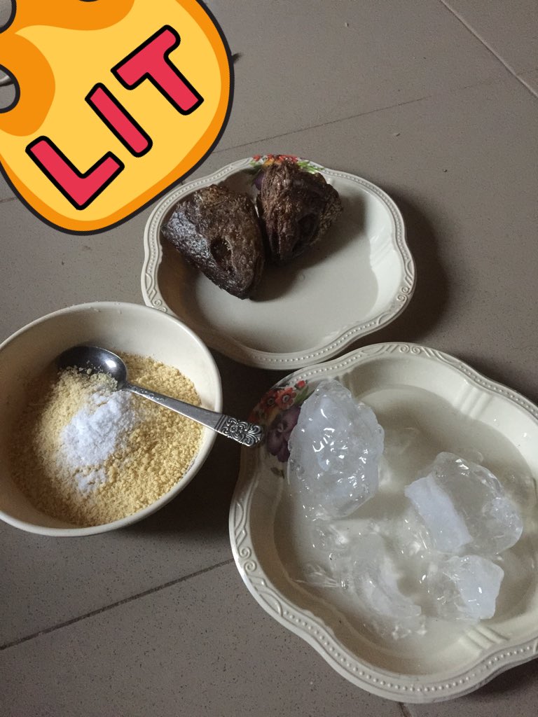 elvis_osawe's tweet image. Holy communion 
#Garri
#DriedFish
#Salt
#IceBlocks 
Come and chop garri; and forget your sorrows 
@Melvnn__ 
@matej_ice 
@BobbyBanta1 
@doxwel 😁🤓🤗