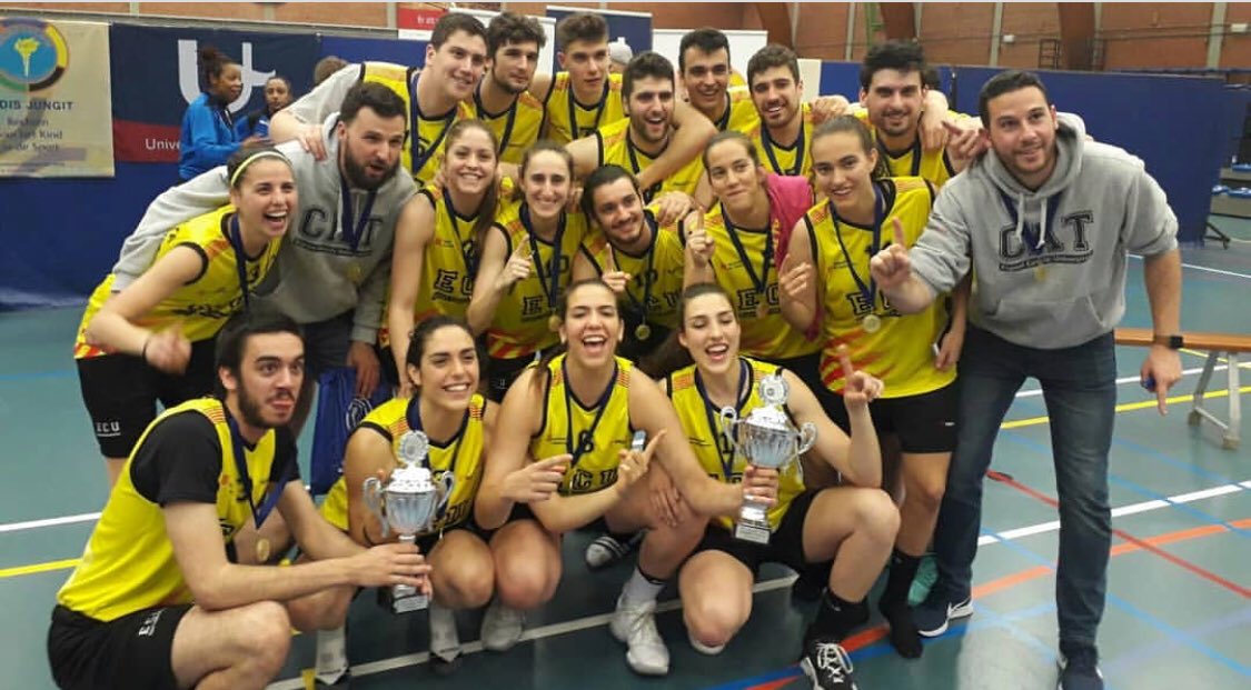 BasquetCornella's tweet photo. Felicitats als combinats universitaris catalans, ambdós campions als #PCUGAMES18, torneig internacional celebrat a Antwerp👏🏽💪🏽

La representació blava ha vingut des del bàndol tècnic. L’entrenador del Sènior EBA, @XaviPardina, ha dirigit el conjunt femení a la coronació👑 https://t.co/P0WAONE8gg