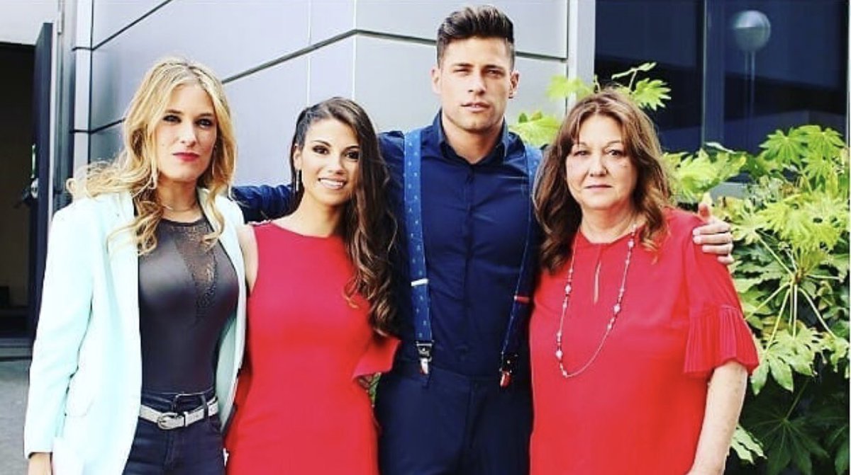 ElTronoDeEli's tweet photo. POST FINAL DE ALBERT: Albert se dejó llevar por amor y no por un guión del programa! #MyHyV  https://t.co/tp7zwWLDkL https://t.co/ltnpxiWewW