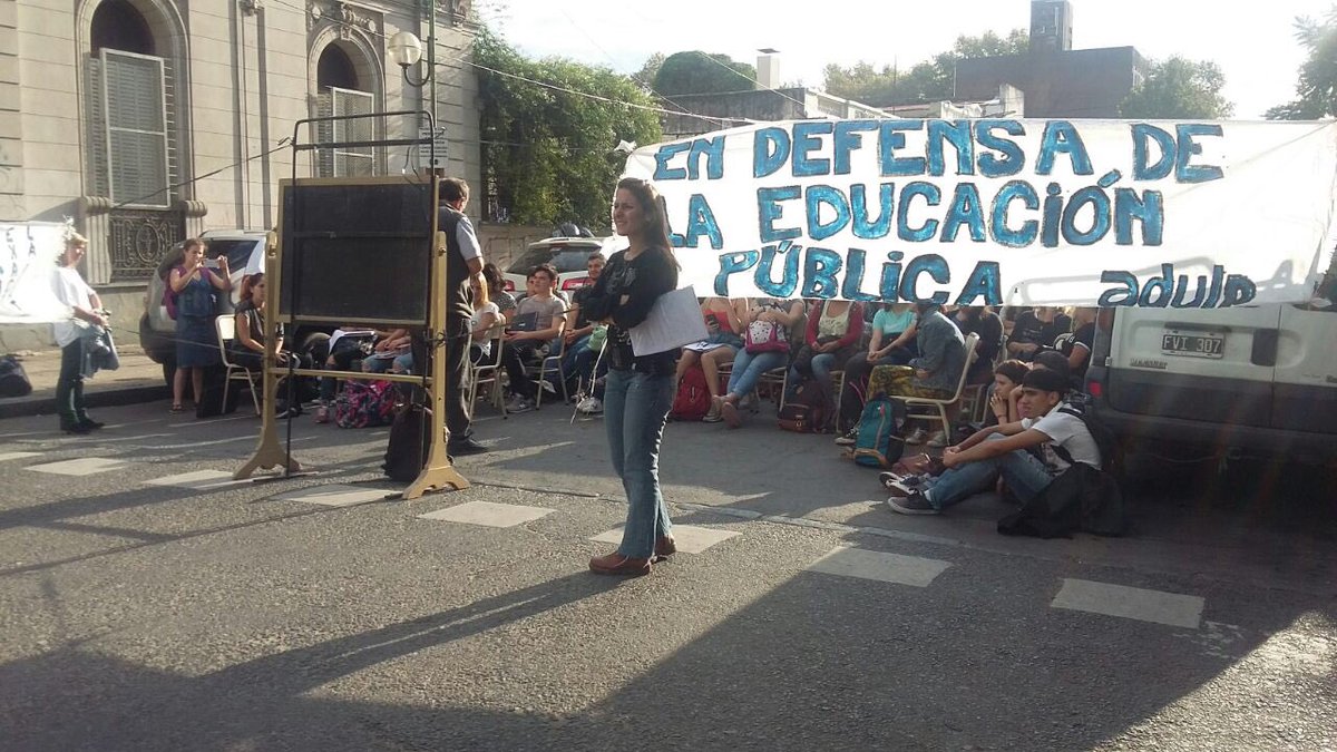SumaExactas17's tweet photo. #JornadaDeLucha 💪
Docentes y estudiantes realizando clases públicas en 1 y 47 ; para visibilizar la lucha que viene llevando el conjunto de docentes universitarixs.

La Educación Pública no se vende, se DEFIENDE!💪

SUMA-Vicepresidencia FULP
@FUNaP_LP https://t.co/CQInc6O2hc