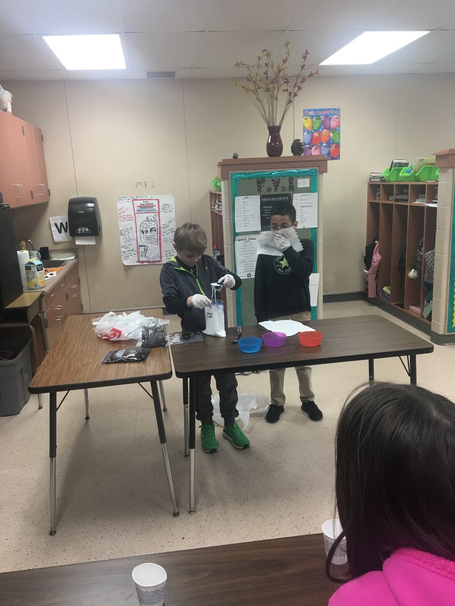 kjohnso112's tweet photo. Teaching us how to make magnetic slime #mixtureandsolutions #science @lifeatDC https://t.co/YzAK88jCVg
