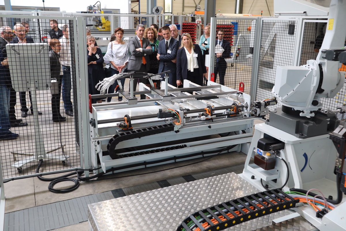 iheliotcouronne's tweet photo. Journée vosgienne avec la visite de #Numalliance, entreprise résolument tournée vers #Industrie4.0 et la signature du #POCE à St Dié des Vosges entre @regiongrandest et @Agglo_SDDV, traduction opérationnelle d'une région proche des territoires #développement éco https://t.co/54rFy5DKNZ