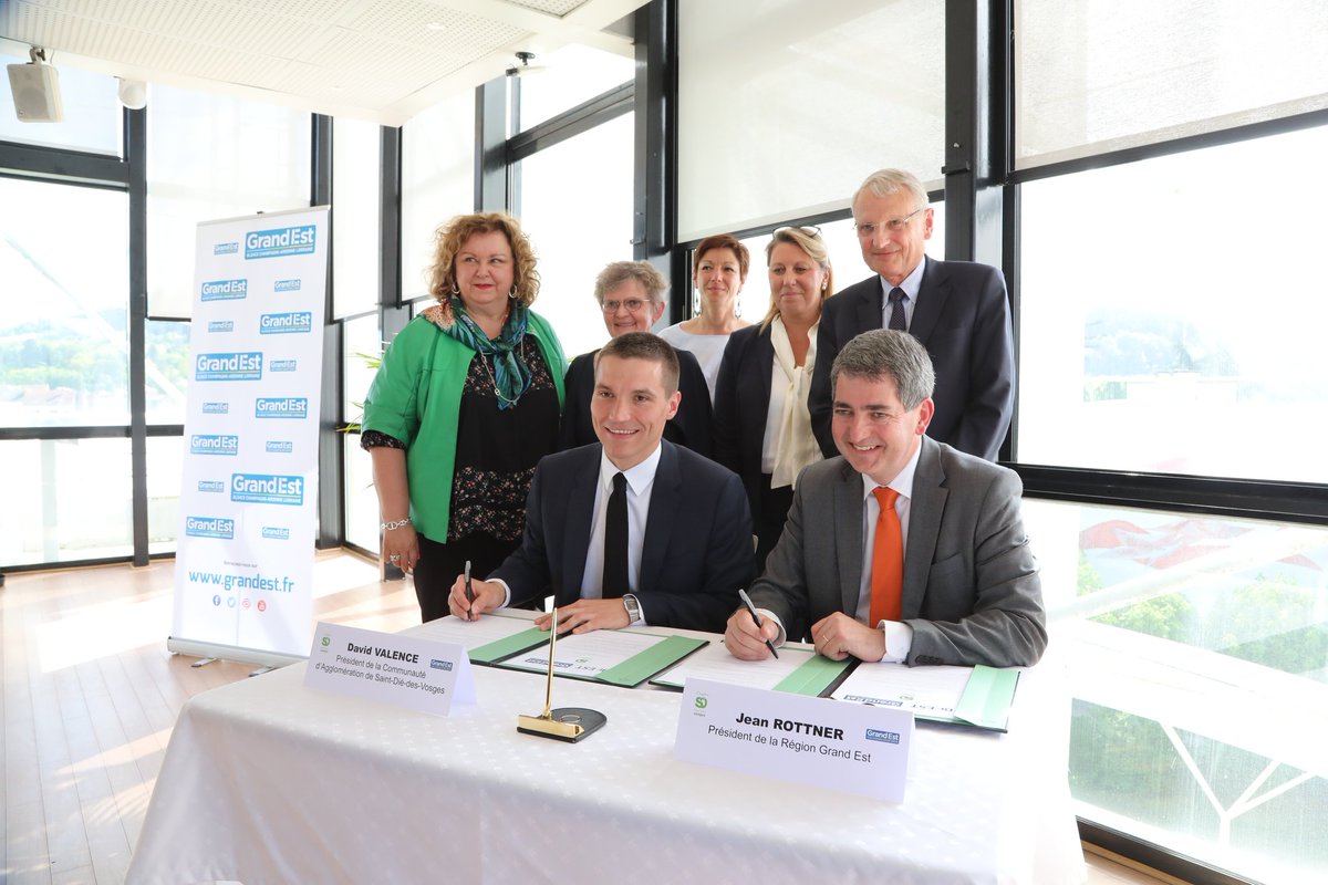 iheliotcouronne's tweet photo. Journée vosgienne avec la visite de #Numalliance, entreprise résolument tournée vers #Industrie4.0 et la signature du #POCE à St Dié des Vosges entre @regiongrandest et @Agglo_SDDV, traduction opérationnelle d'une région proche des territoires #développement éco https://t.co/54rFy5DKNZ