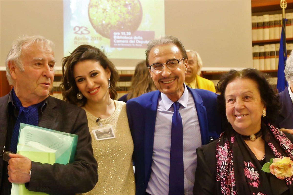 iorestocosioff's tweet photo. Eccomi #ospite alla Biblioteca della Camera dei Deputati, lo scorso 23/Aprile, nella Giornata Mondiale del Libro e del Diritto D'autore indetta dall'UNESCO e @FuiScrittori▪
Foto ricordo insieme al #PresidenteFuis, al collega autore #PascalSchembri e #RosaSimonelliMacchi▪ https://t.co/ckHh3rJaz3