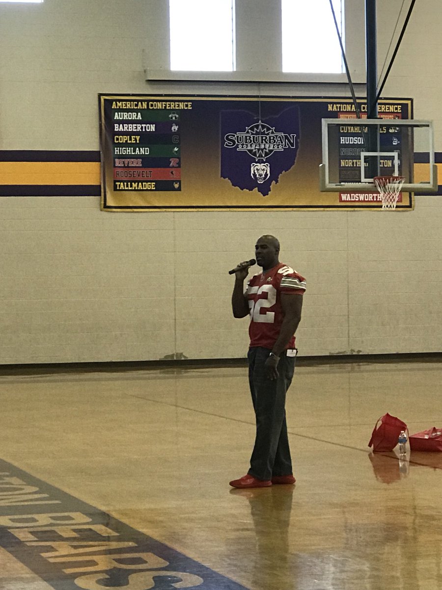 healthyNR's tweet photo. @BuckIcon speaks to @NorthRoyaltonMS 7th grade. #NRinspiregreat #TackleTobacco https://t.co/HodxTXrpze