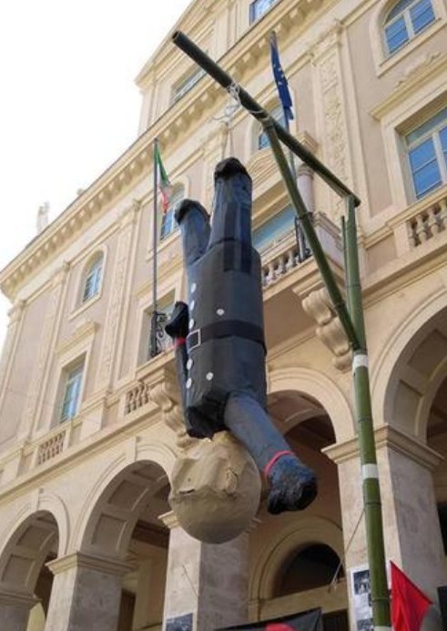 AmoMenoUmani's tweet photo. Ma alla fine quale era il problema; non somigliava, era troppo in alto, poche caramelle... 🙃

#Mussolini #macerata #pignatta https://t.co/AEV4nAHkMQ