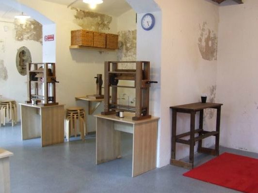 Museo_Setificio's tweet photo. @IreneCafarelli @MuseodelCarbone @TermeNeronePisa @museotattile_VA @MuseoCanapa @MuseoMontefalco @MuseiRealiTo @Capodimonte_mus @museiincomune @MuseoCalatia @parchivalcornia @GrotteBorgio @MuseoArcheoCa @MuseoArcheoSA @paoloigna1 @Carla_Ardis @villabernasconi @Il3ni4 @LaVenariaReale @PalazzoRealeNap @PalazzoDucaleMN @Beniarcheo @MoserLluisa È lo scopo del nostro laboratorio!le macchine hanno lo stesso meccanismo del grande #torcitoio. Durante le attività didattiche, i nostri #kidsMW le azionano e sperimentano la torcitura. Imparando ad esserr delicati, e sperimentando la fragilità del filo di #seta #MuseumWeek https://t.co/JAksiEqXNk