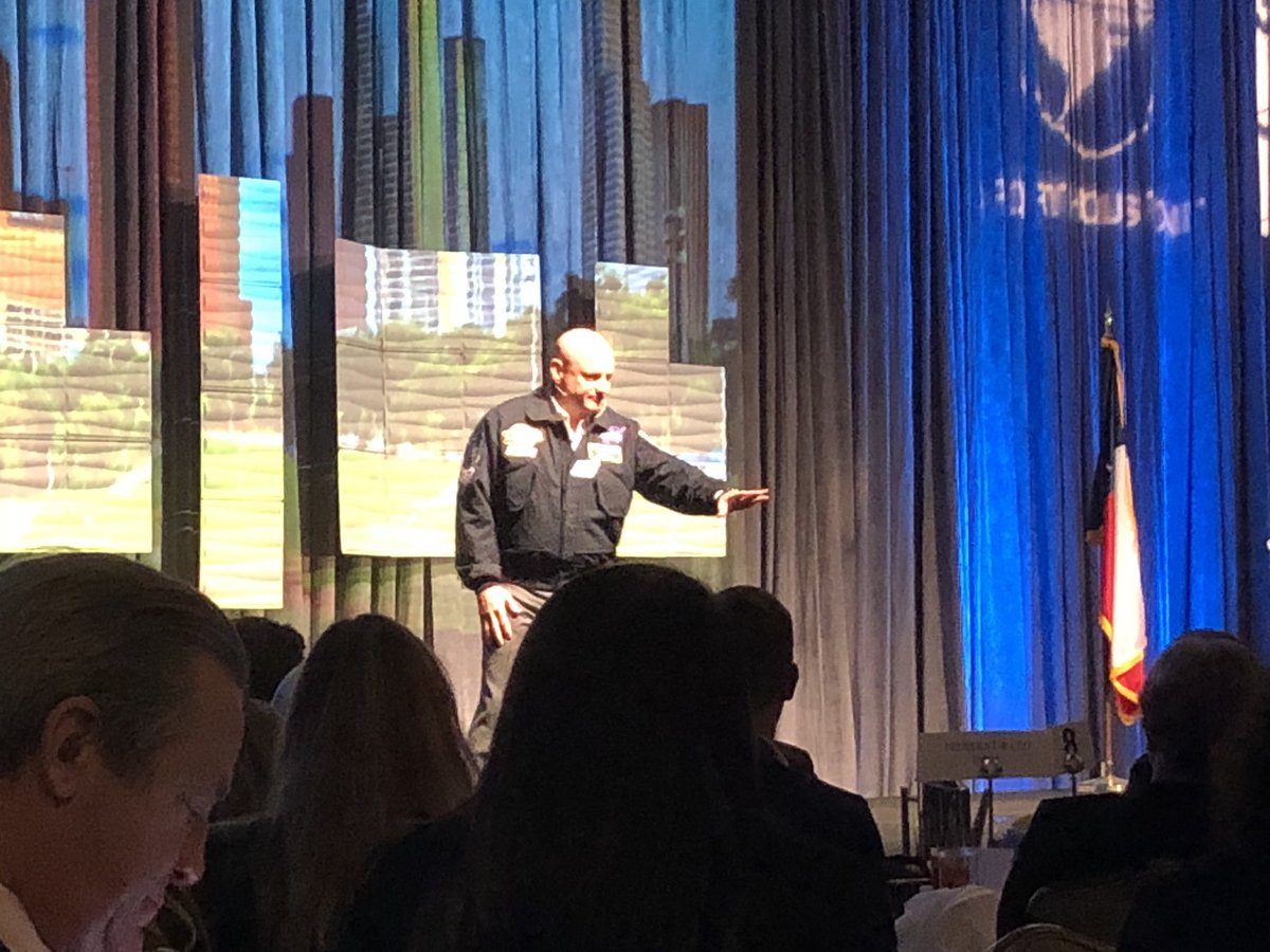 FredJGoodall's tweet photo. Keynote address by astronaut @StationCDRKelly #HispanicHouston @HispanicHouston https://t.co/maZrlJeOK6