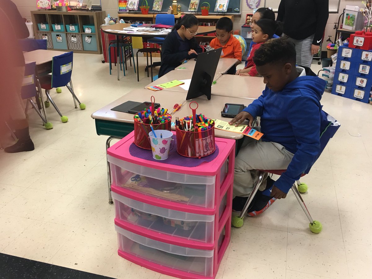 iteachinroom204's tweet image. Southwest Elementary’s DTL night was a success! Ss were leaders and had the opportunity to show parents the websites, apps, & programs they use in each grade level and families left w/information and resources! @SWEJackets @LCSJackets #digitalteachingandlearning