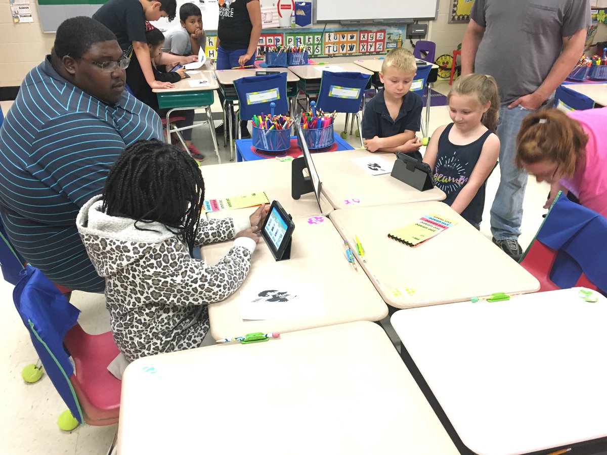 iteachinroom204's tweet image. Southwest Elementary’s DTL night was a success! Ss were leaders and had the opportunity to show parents the websites, apps, & programs they use in each grade level and families left w/information and resources! @SWEJackets @LCSJackets #digitalteachingandlearning