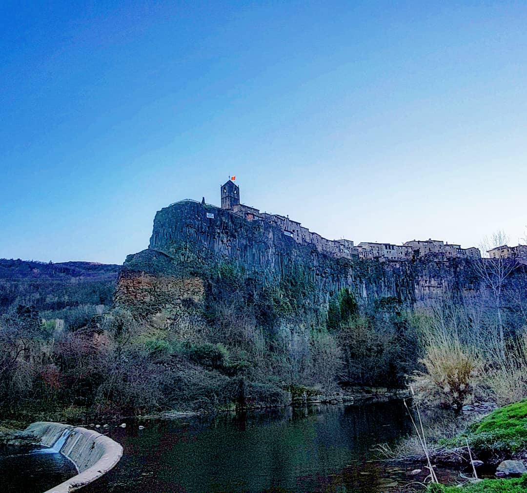 ricardrigall's tweet photo. La cinglera de Castellfollit de la Roca, al capvespre. #castellfollitdelaroca #cinglera #lagarrotxa #bicicleta #btt #mtb #hivern2018 https://t.co/ZLRvJTOl7q