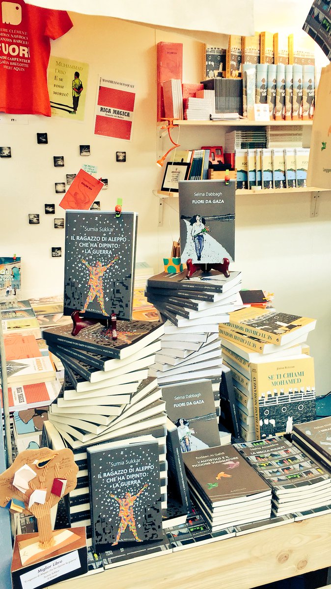 Oggi lo STAND Jolly 17 è illuminato d’oro ::: Vi aspettiamo #SalTo18 per #piangere ( <a href="/ilsirente/">Editrice il Sirente</a> ) e #ridere ( <a href="/SagomaComedy/">Sagoma Comedy</a> ) ::: @SelmaDabbagh @FaizaGuene @kaoutheradimi <a href="/elshafee/">elshafee كاتب متسلسل</a> <a href="/robertocarvelli/">roberto carvelli</a> @SaphiaAzzeddine <a href="/stevelevine/">Steve LeVine</a> <a href="/MayaZankoul/">Maya Zankoul</a> <a href="/nihadsirees/">Nihad Sirees</a> @hassanblasim <a href="/SumiaSukkar/">Sumia Sukkar</a>