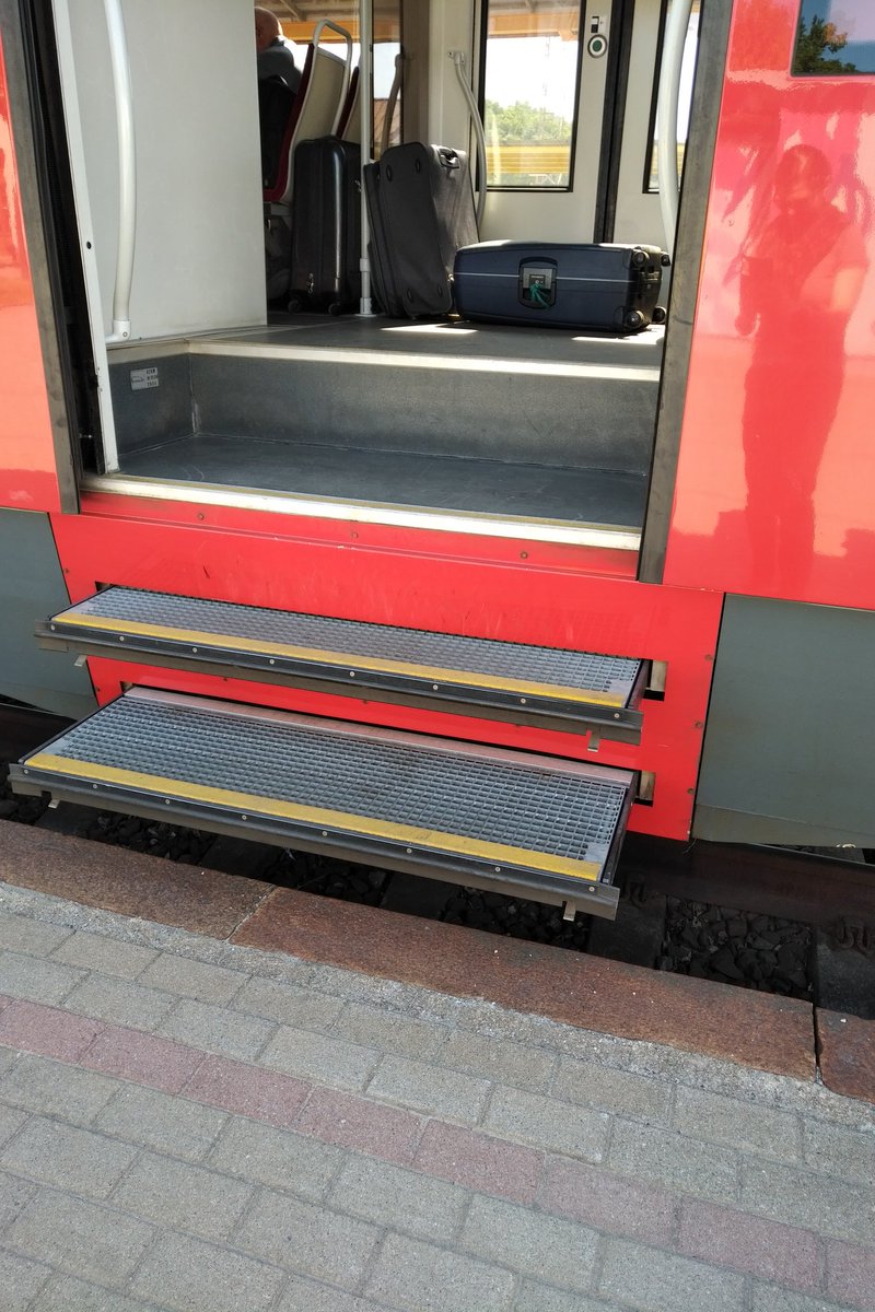 AniaSzm's tweet photo. Unser litauischer Sonderzug, mit dem wir entlang der #RailBaltica fahren, erinnert mich irgendwie an die Diskussion um #Bahnsteighöhen und #Barrierefreiheit in Deutschland...
@PRO_BAHN @rbx2018 https://t.co/Pqm2abgUlH