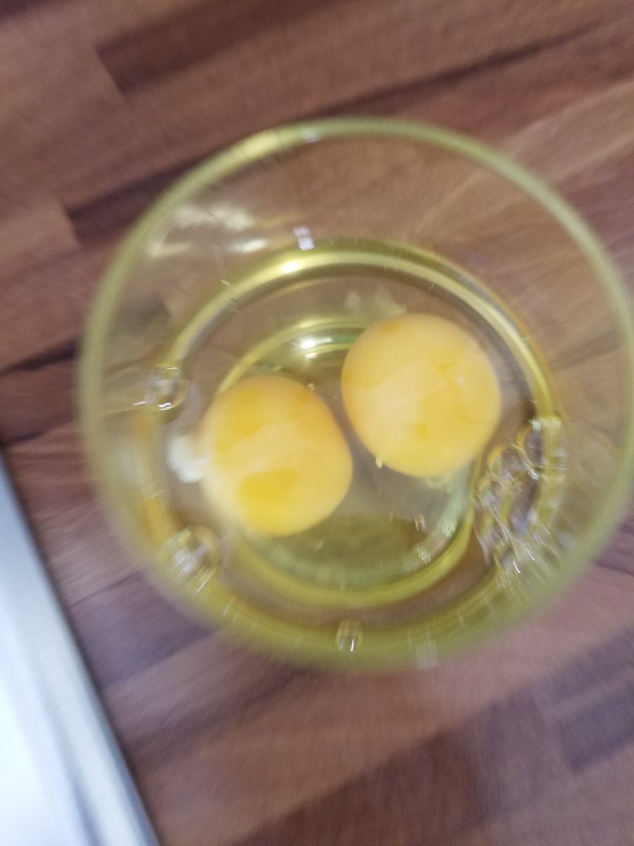 KCoooooking's tweet image. #kcblueberrycheesepie Step 1 😎😋😋😇 Coming soon #ChefK original masterpiece  🇫🇮🤗😇👍👍 #2eggs #flour #sugar #bakingpowder #butter Soon #ChefKinaction