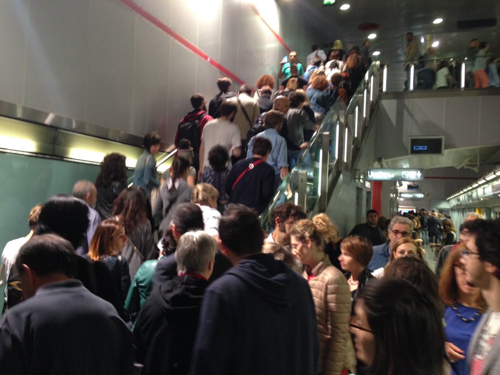I libri non interessano più a nessuno. (Foto, fermata Lingotto della M1 alle 10.12). <a href="/SalonedelLibro/">Salone Libro Torino</a> #salto2018