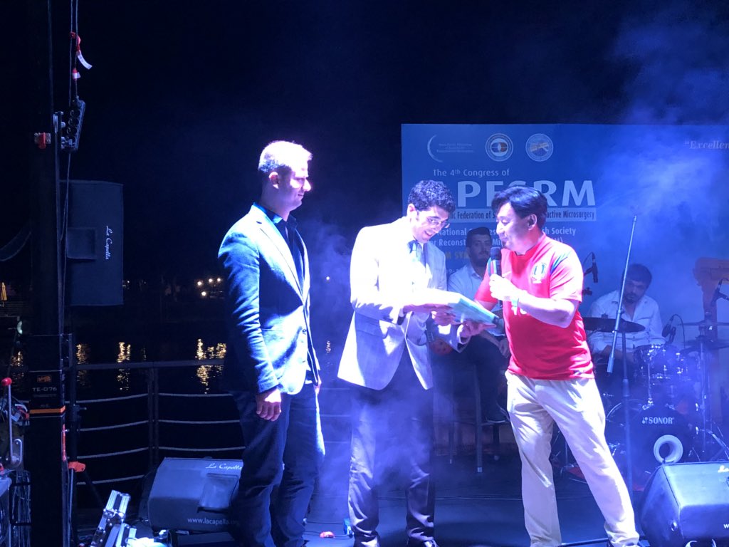 zekeriyatosun's tweet photo. @APFSRM2018’de @selcuk_plastik kliniğinden Dr @cml_im en iyi anastomoz ödülünü Prof JT Kim’den aldı kutluyoruz.  @selcuk_plastik surg resident Dr @cml_im was awarded as the best anasthomosis, Prof JT Kim present his valuable book as an award. https://t.co/gtMSOFEixQ