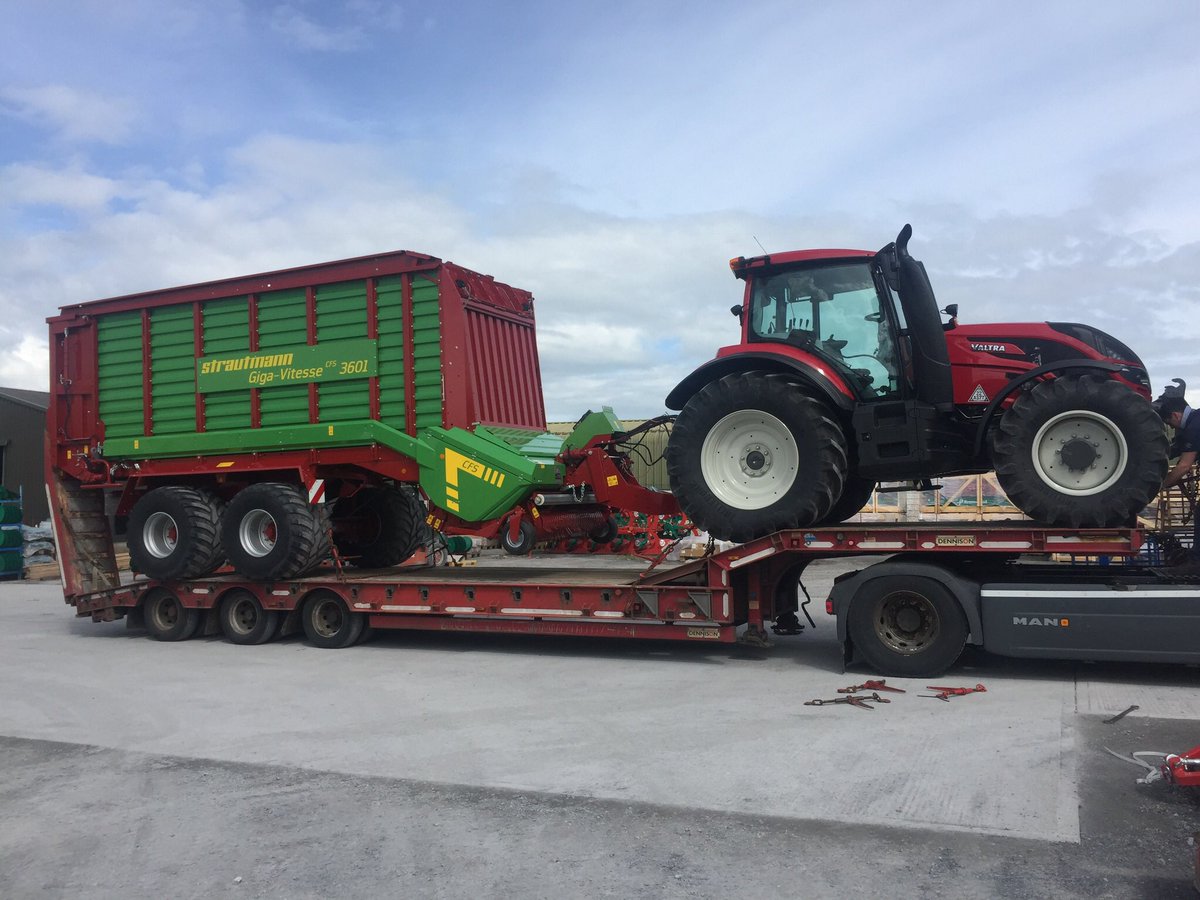 Start of the machine rolling into #gurteencollage for the 2018 #FTMTA #Grass&amp;muck18. <a href="/FTMTA_/">FTMTA</a> Valtra