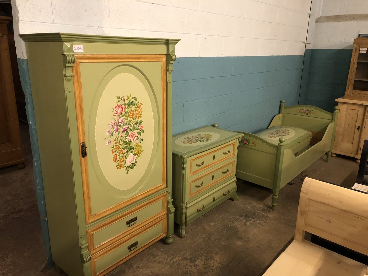 antiquepineimp's tweet image. This fantastic bedroom suite is now in our warehouse in #Cheshire. Comprising a wardrobe, chest of drawers, blanket box and single bed it would make for an incredible bedroom! All in original c1890's paint too. #oldpine #antiquepine #ChesterTweets