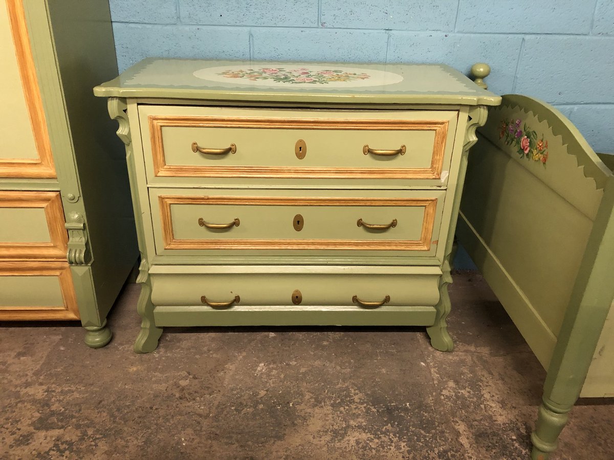 antiquepineimp's tweet image. This fantastic bedroom suite is now in our warehouse in #Cheshire. Comprising a wardrobe, chest of drawers, blanket box and single bed it would make for an incredible bedroom! All in original c1890's paint too. #oldpine #antiquepine #ChesterTweets