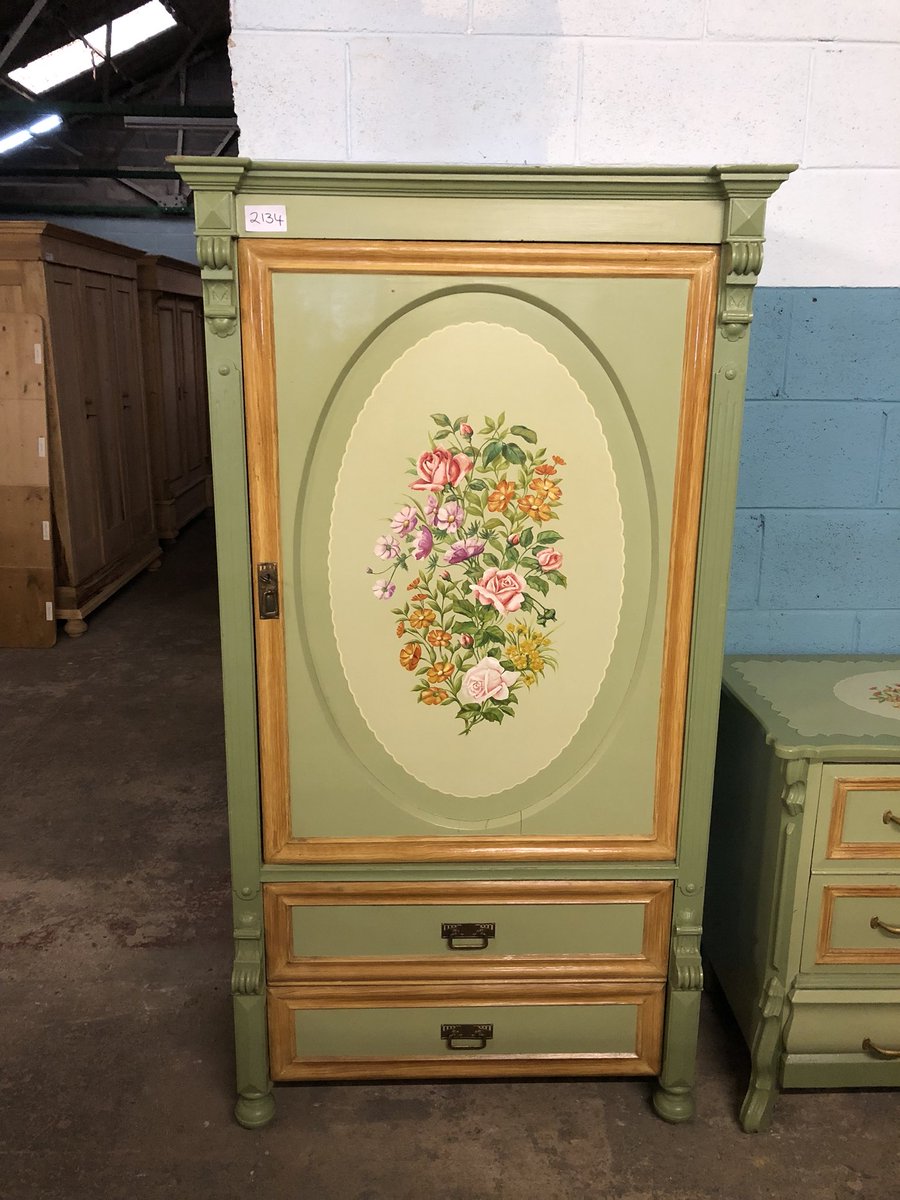 antiquepineimp's tweet image. This fantastic bedroom suite is now in our warehouse in #Cheshire. Comprising a wardrobe, chest of drawers, blanket box and single bed it would make for an incredible bedroom! All in original c1890's paint too. #oldpine #antiquepine #ChesterTweets
