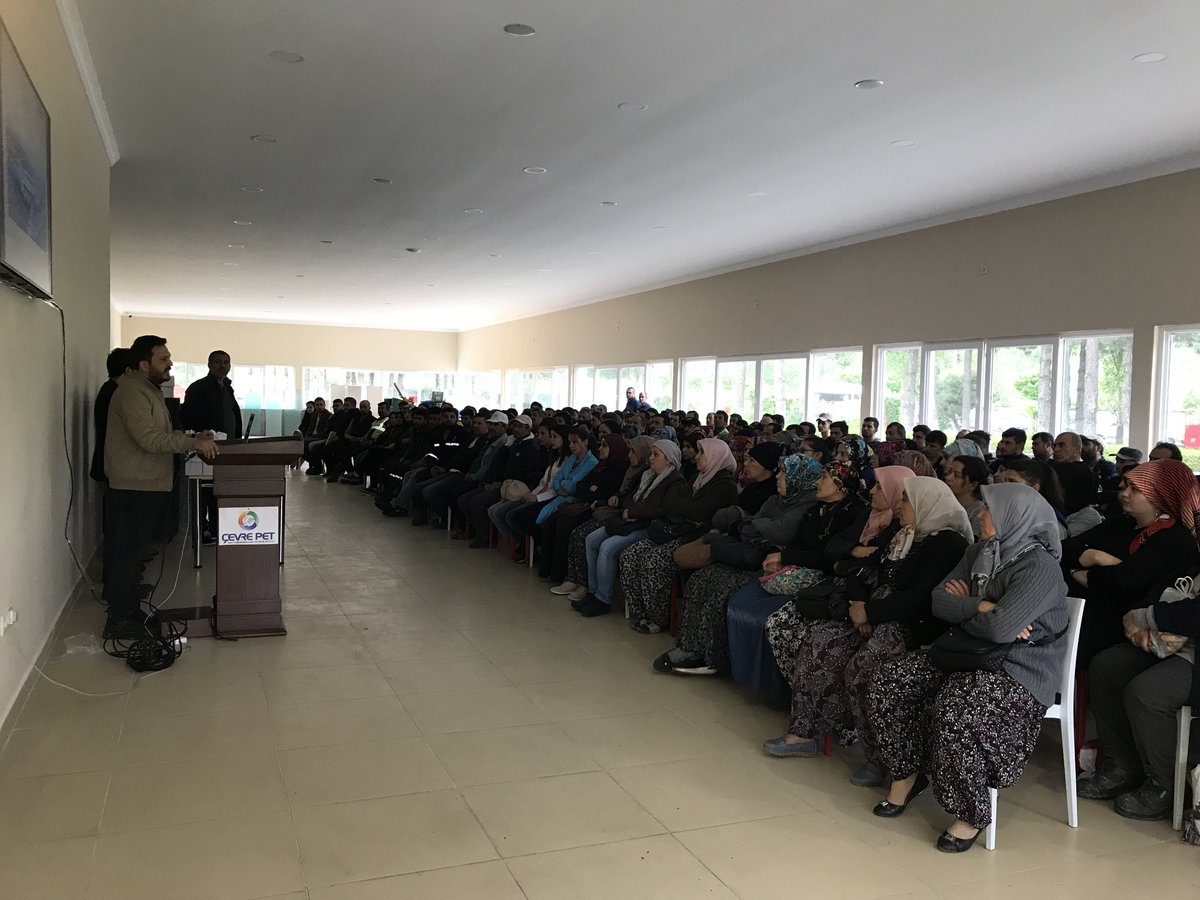 cevre_pet's tweet photo. Dönüşümün, değişimin ve gelişimin  merkezi şirketimizde bu sabah  tüm personelimizle toplantı halindeydik. Toplantıda çalışma şartları ile ilgili yapılan değişiklikler anlatılırken, fabrikamızda 5. yılını dolduran personelimize plaket ve hediyelerini taktim ettik. https://t.co/aPbOp9W4nQ