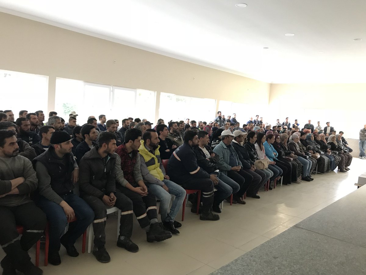cevre_pet's tweet photo. Dönüşümün, değişimin ve gelişimin  merkezi şirketimizde bu sabah  tüm personelimizle toplantı halindeydik. Toplantıda çalışma şartları ile ilgili yapılan değişiklikler anlatılırken, fabrikamızda 5. yılını dolduran personelimize plaket ve hediyelerini taktim ettik. https://t.co/aPbOp9W4nQ
