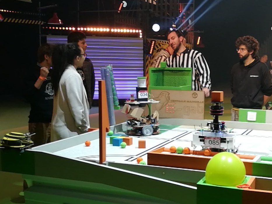 5mn avant le passage : notre robot fume !
Mais finalement il arrive à allumer le tableau ! Quelle tension à la <a href="/CoupeRobotique/">Coupe de France de Robotique</a> !
Merci aux organisateurs 😘 #CDR2018