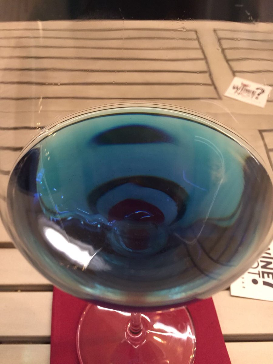 winenotsanremo's tweet photo. Direttamente dalla #Spagna 🇪🇸 arriva il primo #vino di colore #blu 🔵
@GikLive : ottenuto con un mix di uve bianche e rosse, tra cui varietà come #Airén, #Syrah e #Garnacha.

Lo trovi da #winenot a #Sanremo! 
#winenotsanremo #gik #gikwine #giklive #espana https://t.co/kH6KcIPQgo