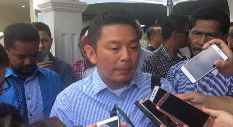 tan_sulin's tweet photo. Timbalan Presiden Warisan Darell Leiking mengesahkan majlis angkat sumpah Ketua Menteri Presiden Warisan, Datuk Seri Shafie Apdal akan diadakan pada jam 9 malam ini di Istana Negeri Sabah @501Awani https://t.co/56zOyuEYCj