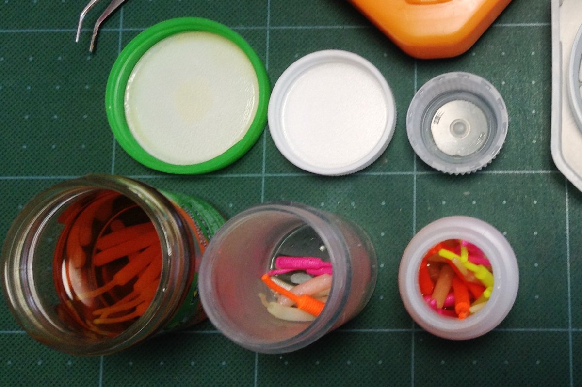 ねりタケ フタ裏の表面積が大きいために返しきれない液が少しフチに付着する模様 振ってる時に不安は感じなかったですね ナルゲンはカエシとフタのサイズで一番不安がなく 前評判どおりの性能だけど 締める時に最後までちゃんと締め切ら