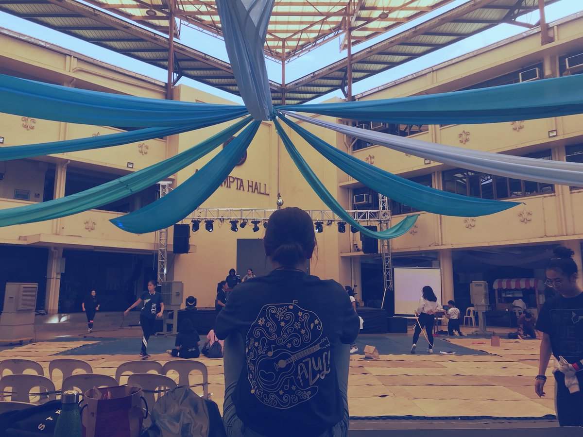 ACHSBatch2018's tweet photo. Only 20 more minutes before gates offically open! 💃🏽💙 Can’t wait to see you #AtTheAzul #Azul2018 https://t.co/adlX6gDv2G