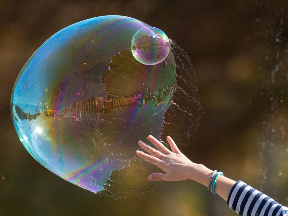 Почему лопается пузырь. Мыльные пузыри. Радужные мыльные пузыри. Огромные мыльные пузыри. Мыльный пузырь лопается.