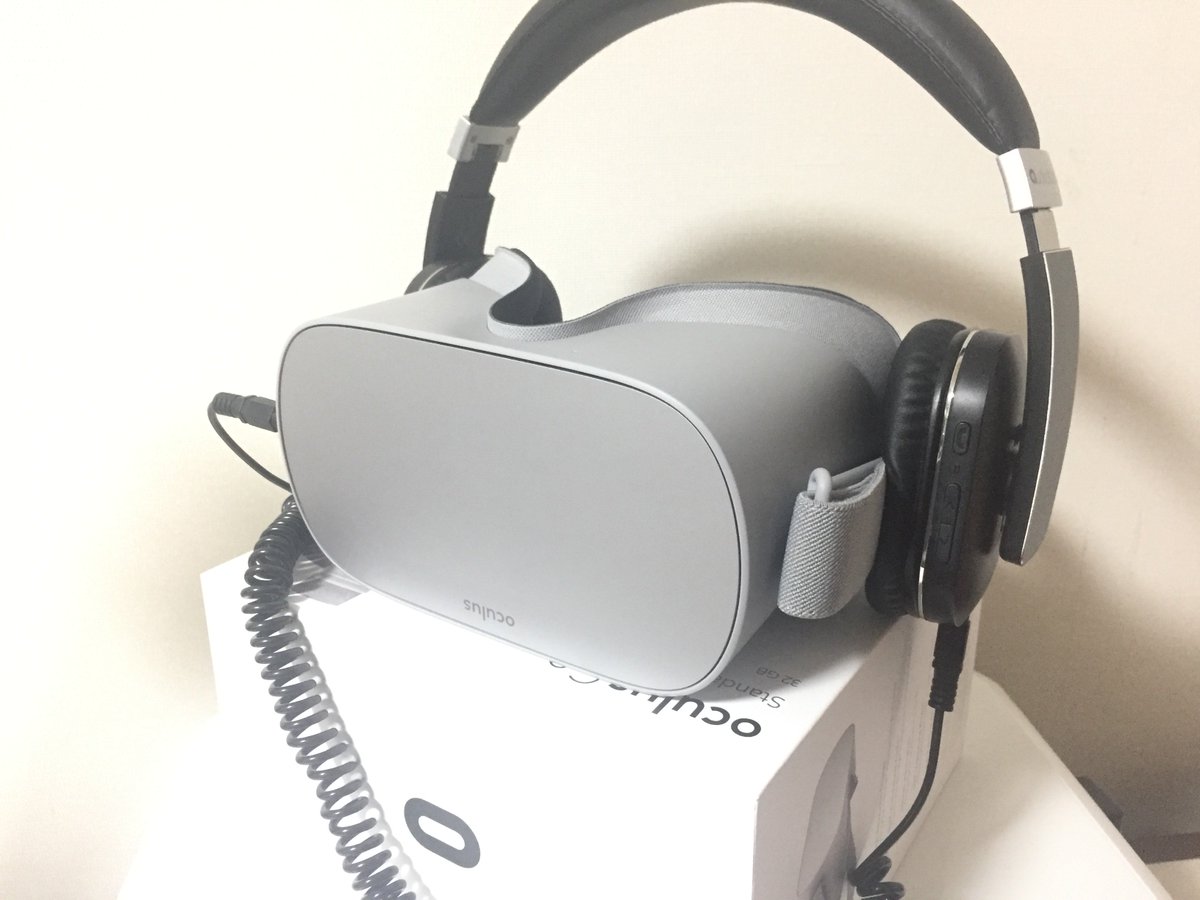 ひつじ Oculus Goには簡易スピーカーが付いてるんだけど 音だけ外に漏れてるのはアレなんでやっぱイヤホンは必要 Go はbtイヤホンに対応してないようなので Btヘッドホンにジャバラ有線コード付けてこうなった Iphoneのイヤホンでも十分だけどね