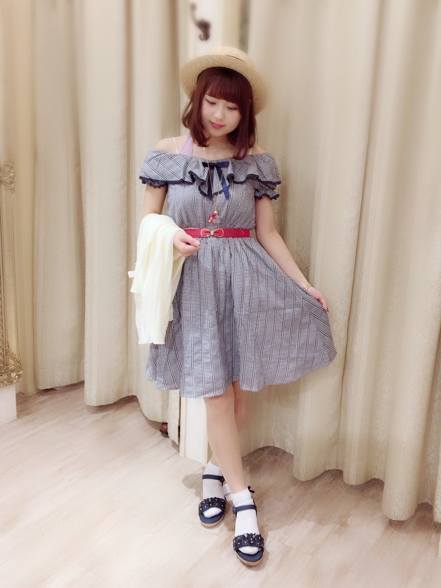 Amavel 池袋店 池袋店おすすめデートコーデ 海や水族館の雰囲気にぴったりな コットンワンピを主役にした コーディネート ワンピはオフショルにして肩出しもできますよ ワンピ 7 992 カーデ 5 994 Amavel アマベル T Co