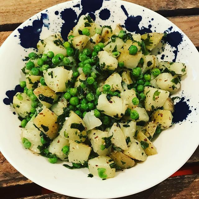 thegourmetgays's tweet image. Potatoes and peas dressed in seaweed butter which consisted of rehydrated wakame and dried dulce flakes both from @atlantickitchenseaweed .
.
#seaweed #seavegetables #wakame #dulce #healthy #nutritious #vegetables #vegetarian #notvegan #homecook #delicious #tasty #thegourmet…