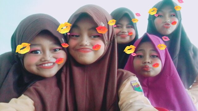 daanyalyssa_11's tweet photo. Bisa tebak siapa2 aja???😂
Klo yg ikut poto pasti tau lahhh 😑 https://t.co/5P2DLZTQre