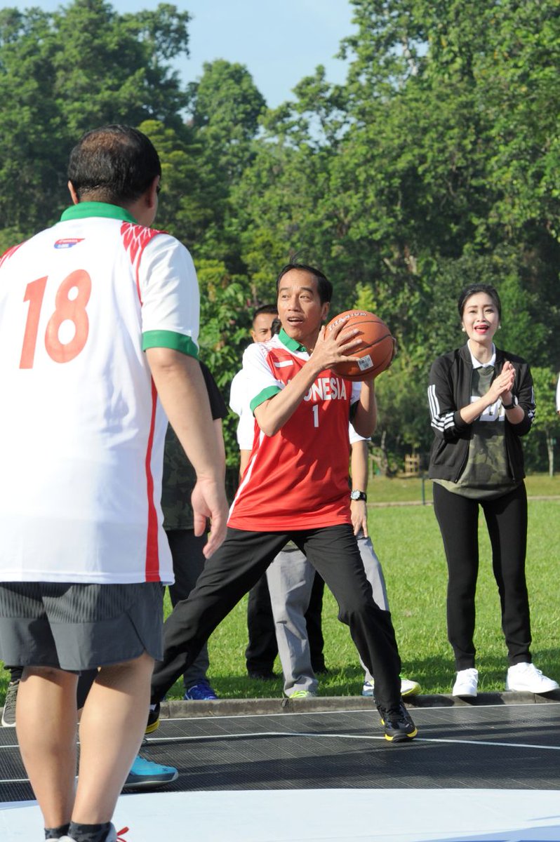 Joko Widodo On Twitter Main Basket Lagi Setelah 37 Tahun Nggak Pegang Bola Basket Kegiatan Seru Bareng Para Pemain Dbl Ini Sekalian Promosi Asian Games Ayo Kita Ramaikan Asian Games Jkw Https T Co P5wovlnadz