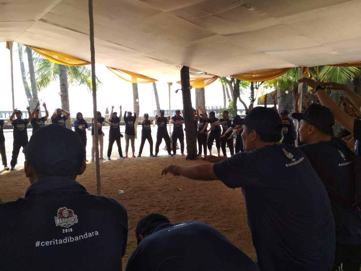 IlhamWinata's tweet photo. Akasia rindang daunnya
 ada gentong di bawahnya
  manusia hidup bersama
   gotong royong sangat berguna #AP2Warriors  #DigitallyGrowing https://t.co/L0qaHmHQw5