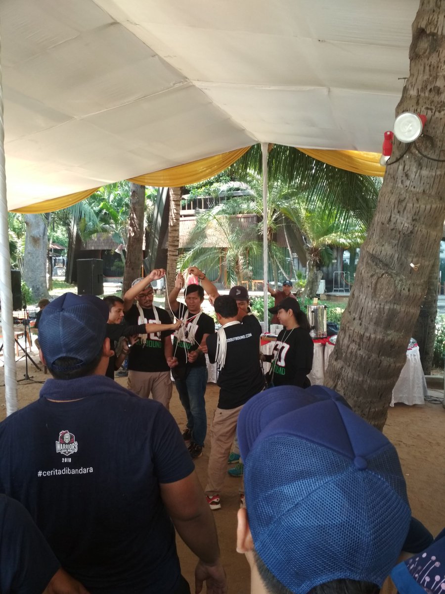 IlhamWinata's tweet photo. Akasia rindang daunnya
 ada gentong di bawahnya
  manusia hidup bersama
   gotong royong sangat berguna #AP2Warriors  #DigitallyGrowing https://t.co/L0qaHmHQw5
