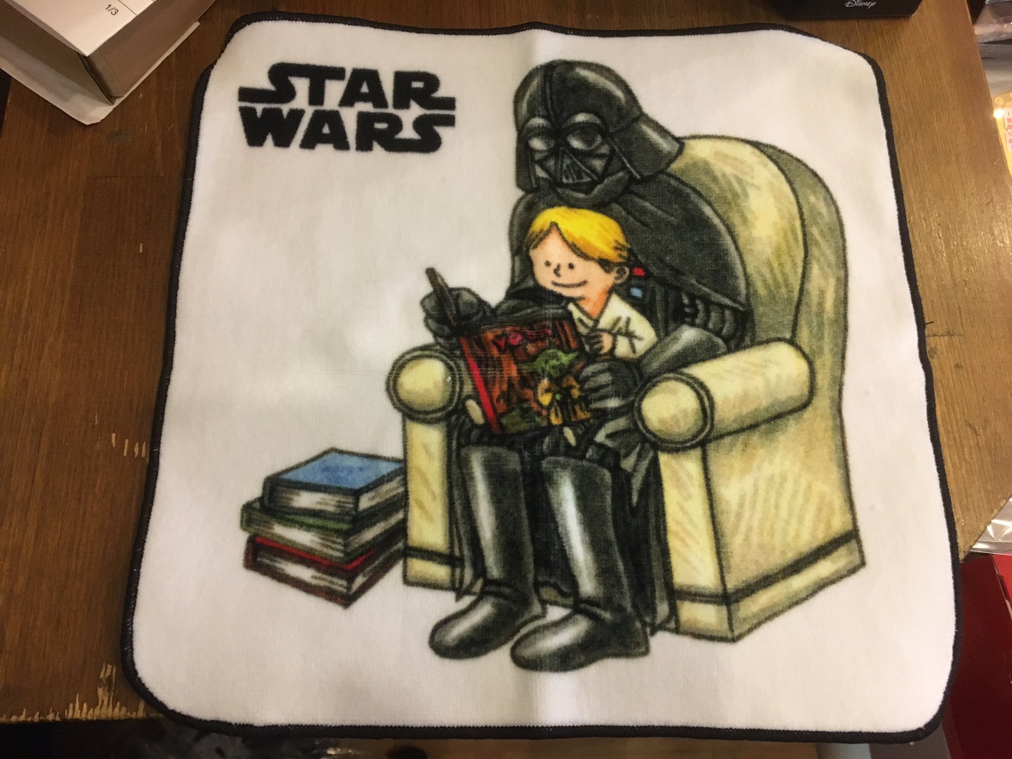 名古屋の暗黒卿 ダークサイド 一時期 絵本が凄く流行ったベイダーの子育て姿が可愛い ダースベイダーとルーク からハンカチタオル どの絵もキュートで迷っちゃう T Co Juy9zeadu5 Twitter