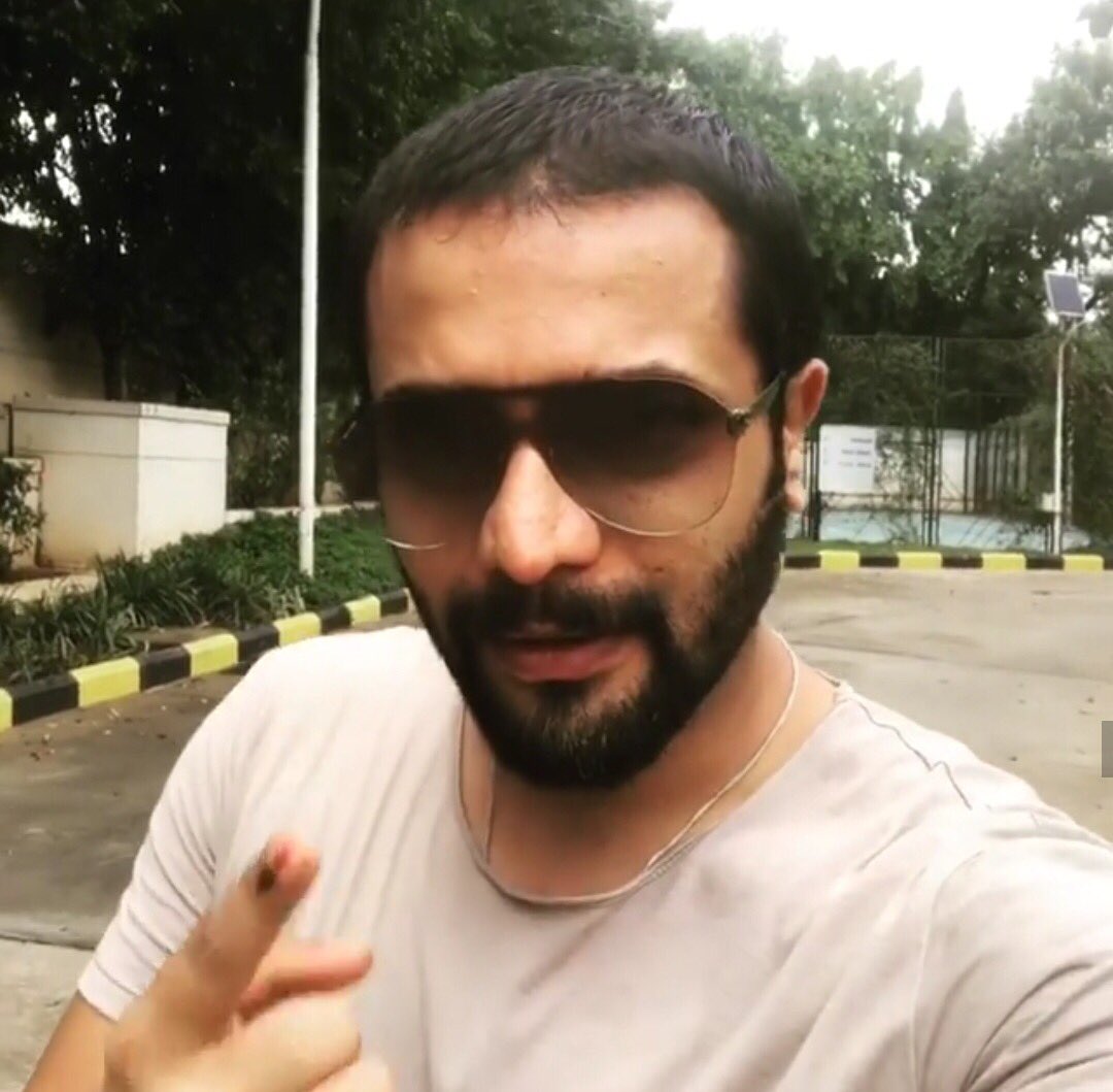 BangaloreTimes1's tweet photo. And we have more #VotingSelfies!
@Raghu_Dixit @vasishtansimha @Bhavanaaraao @SRIMURALIII
#KarnatakaPolling #VoteMaadi #KarnatakaAssemblyElections2018 #KarnatakaElections2018 #NoExcusesDay #Elections2018 #Election #KarnatakaVoting #KarnatakaVotes https://t.co/LyOQP3V4tP